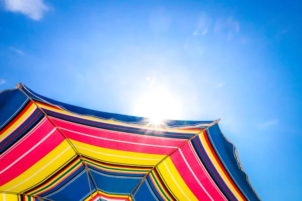 Kleurrijke Paraplu Close Zicht Blauwe Lucht — Stockfoto