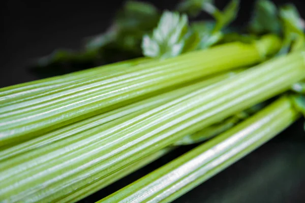 Celery Ramo Cacho Isolado Fundo Preto Vista Perto — Fotografia de Stock