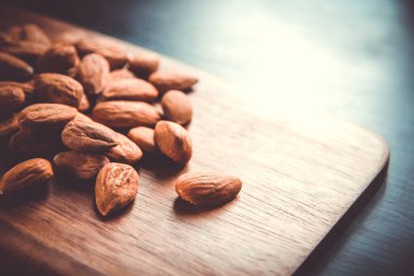 Tahta kesme tahtasında taze organik badem.