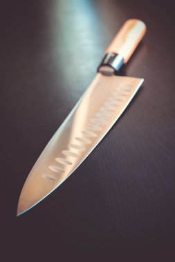 Geleneksel Japon gyuto şef bıçağı siyah masada.