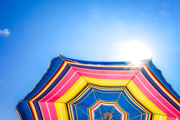 Kleurrijke Paraplu Close Zicht Blauwe Lucht — Stockfoto