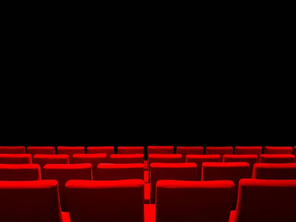 赤い座席の行と黒のコピースペースの背景を持つ映画館 — ストック写真