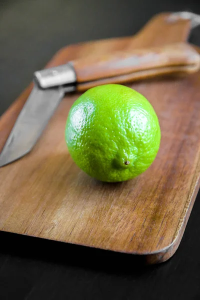 Lime Old Traditional Pocket Knife Wooden Cutting Board — Stock Photo, Image