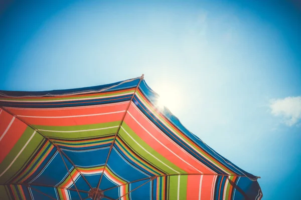 Kolorowy Parasol Bliska Widok Błękitne Niebo — Zdjęcie stockowe