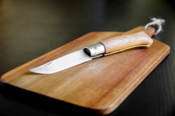 Wooden Cutting Board Pocket Knife Black Kitchen Table — Stock Photo, Image