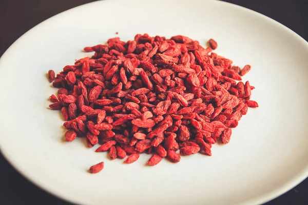 Bagas Goji Prato Branco Superalimentos Orgânicos Secos — Fotografia de Stock