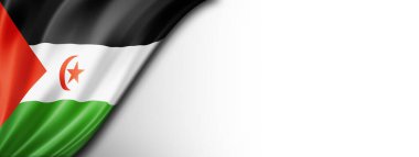Sahra Arap Demokratik Cumhuriyeti bayrağı beyazın üzerinde izole edildi. Yatay panoramik pankart.