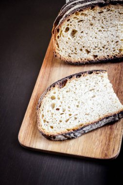 Geleneksel Fransız kır ekmeği tahta kesme tahtasında dilimler