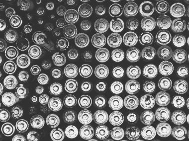 Eski kullanılmış pil grubu. Üst görünüm arkaplan dokusu duvar kağıdı. Siyah beyaz fotoğraf.