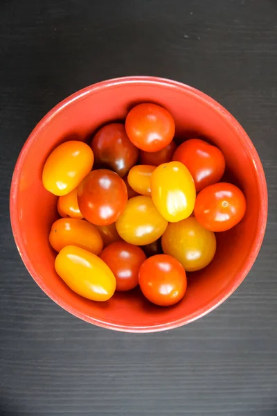 Tomates Coquetel Coloridos Uma Tigela Vista Superior — Fotografia de Stock