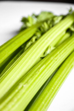 Kereviz dalları beyaz arka planda izole edilmiş. Yakın çekim görünümü