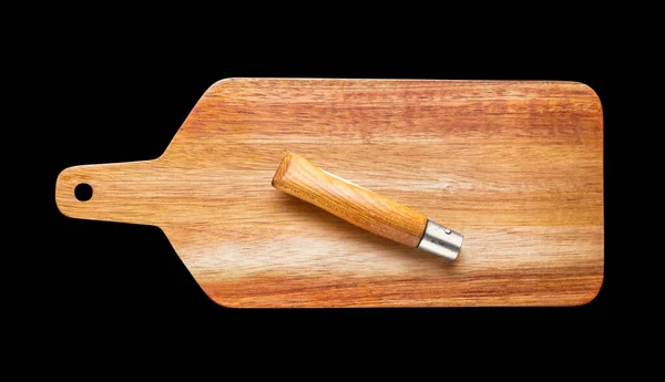 木製のまな板と黒の背景に隔離されたポケットナイフ — ストック写真