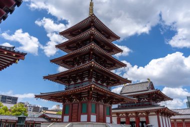 Osaka 'daki Shitenno-ji Tapınağı' nın görkemli ana kapısı ve tapınağı dingin ruhsal varlıkla tarihi mimariyi harmanlayan canlı bir gökyüzünün altında duruyor.