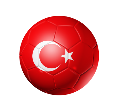 Türkiye takım bayrağı ile 3D futbol topu. Beyaz kırpma yolu ile izole