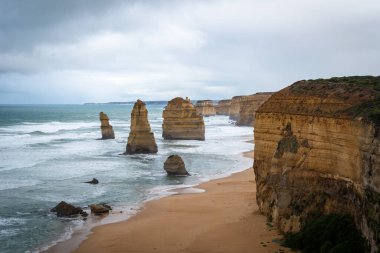 12 Havari, Büyük Okyanus Yolu boyunca ikonik kireç taşı yığınları, engebeli uçurumlar ve altın kumsallarla çevrili okyanustan dramatik bir şekilde yükselir.