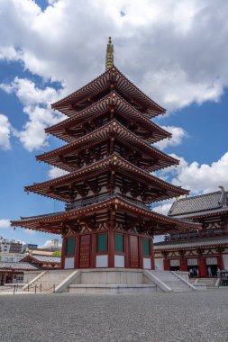 Osaka 'daki Shitenno-ji Tapınağı' nın görkemli ana kapısı ve tapınağı dingin ruhsal varlıkla tarihi mimariyi harmanlayan canlı bir gökyüzünün altında duruyor.