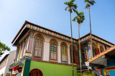 Küçük Hindistan, Singapur 'daki Tan Teng Niah Hanesi, berrak bir tropikal gökyüzü altında, canlı, renkli yüzüyle göze çarpar.