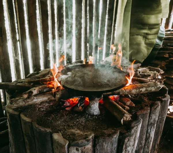 Ekvador 'un Cuyabeno Reserve kentindeki geleneksel Siona köyünde bir kasava (yuca) keki pişiriliyor.