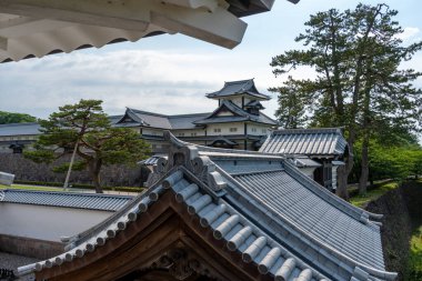 Japonya 'da yeşil ve mavi gökyüzü ile çevrili Kanazawa Kalesi' nin geleneksel Japon mimarisi.
