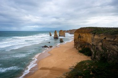 12 Havari, Büyük Okyanus Yolu boyunca ikonik kireç taşı yığınları, engebeli uçurumlar ve altın kumsallarla çevrili okyanustan dramatik bir şekilde yükselir.