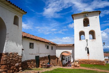 Chinchero, Peru 'daki sömürge kilisesinde beyaz kerpiç duvarları, bir çan kulesi ve terracotta çatıları bulunur. Tarihi site And ve İspanyol mimari tarzlarını harmanlıyor
