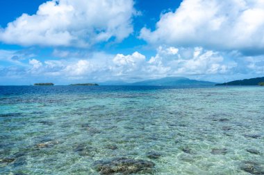 Tahaa Adası 'nın düsturu ve mercan resifini çevreleyen berrak mavi sular Fransız Polinezyası' nda pitoresk bir lagün manzarası sunuyor.