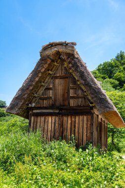 Sulawesi 'deki geleneksel bir Toraja evinin ahşap pervazında sergilenen bufalo çenesi sıraları