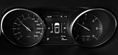 Bir arabanın gösterge tablosunu kapat