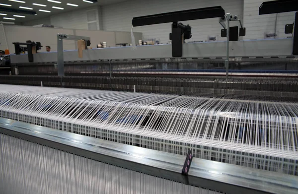 织造自动机器 织造是一种纺织生产方法 两套不同的纱线或线以直角交织在一起 形成织物或布料 — 图库照片