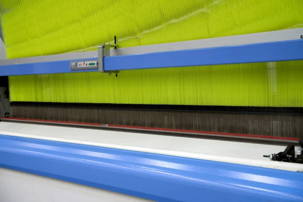 自動織機の織りがどの つの異なる糸のセットで繊維製品のメソッド またはスレッドがインター レース生地や布を形成する直角で — ストック写真
