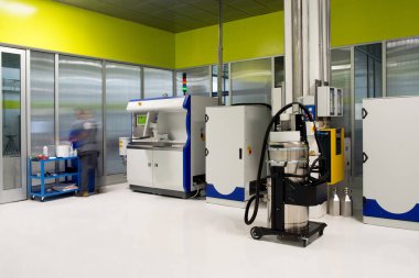 3D printerlere harcama maddeler - doğrudan metal lazer sinterleme (Dmls) toz metal bir yatağa ateş lazer kullanan bir katkı imalat tekniğidir metal.