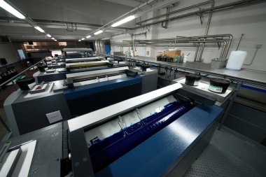 Baskı - ofset makinesi tuşuna basın. Baskı tekniği nerede Mürekkeplenmiş görüntü sonra yazdırma yüzeye bir lastik battaniye tabağı aktarılır.