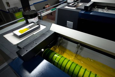 Baskı - ofset makinesi tuşuna basın. Baskı tekniği nerede Mürekkeplenmiş görüntü sonra yazdırma yüzeye bir lastik battaniye tabağı aktarılır.