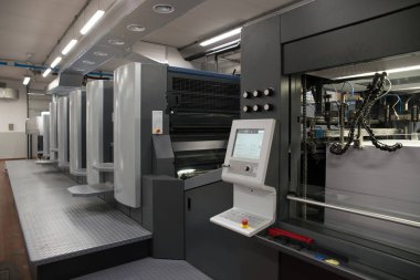 Baskı - ofset makinesi tuşuna basın. Baskı tekniği nerede Mürekkeplenmiş görüntü sonra yazdırma yüzeye bir lastik battaniye tabağı aktarılır.