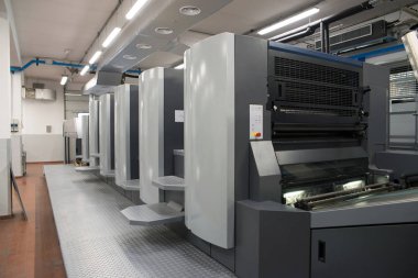 Baskı - ofset makinesi tuşuna basın. Baskı tekniği nerede Mürekkeplenmiş görüntü sonra yazdırma yüzeye bir lastik battaniye tabağı aktarılır.