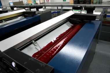 Baskı - ofset makinesi tuşuna basın. Baskı tekniği nerede Mürekkeplenmiş görüntü sonra yazdırma yüzeye bir lastik battaniye tabağı aktarılır.