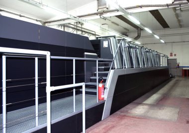 Baskı - ofset makinesi tuşuna basın. Baskı tekniği nerede Mürekkeplenmiş görüntü sonra yazdırma yüzeye bir lastik battaniye tabağı aktarılır.