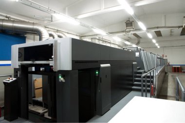 Baskı - ofset makinesi tuşuna basın. Baskı tekniği nerede Mürekkeplenmiş görüntü sonra yazdırma yüzeye bir lastik battaniye tabağı aktarılır.