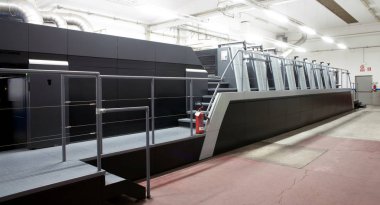 Baskı - ofset makinesi tuşuna basın. Baskı tekniği nerede Mürekkeplenmiş görüntü sonra yazdırma yüzeye bir lastik battaniye tabağı aktarılır.