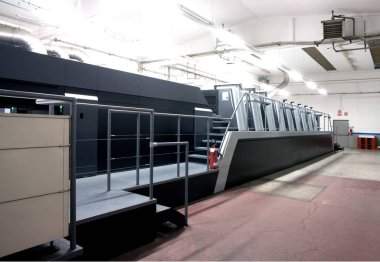 Baskı - ofset makinesi tuşuna basın. Baskı tekniği nerede Mürekkeplenmiş görüntü sonra yazdırma yüzeye bir lastik battaniye tabağı aktarılır.