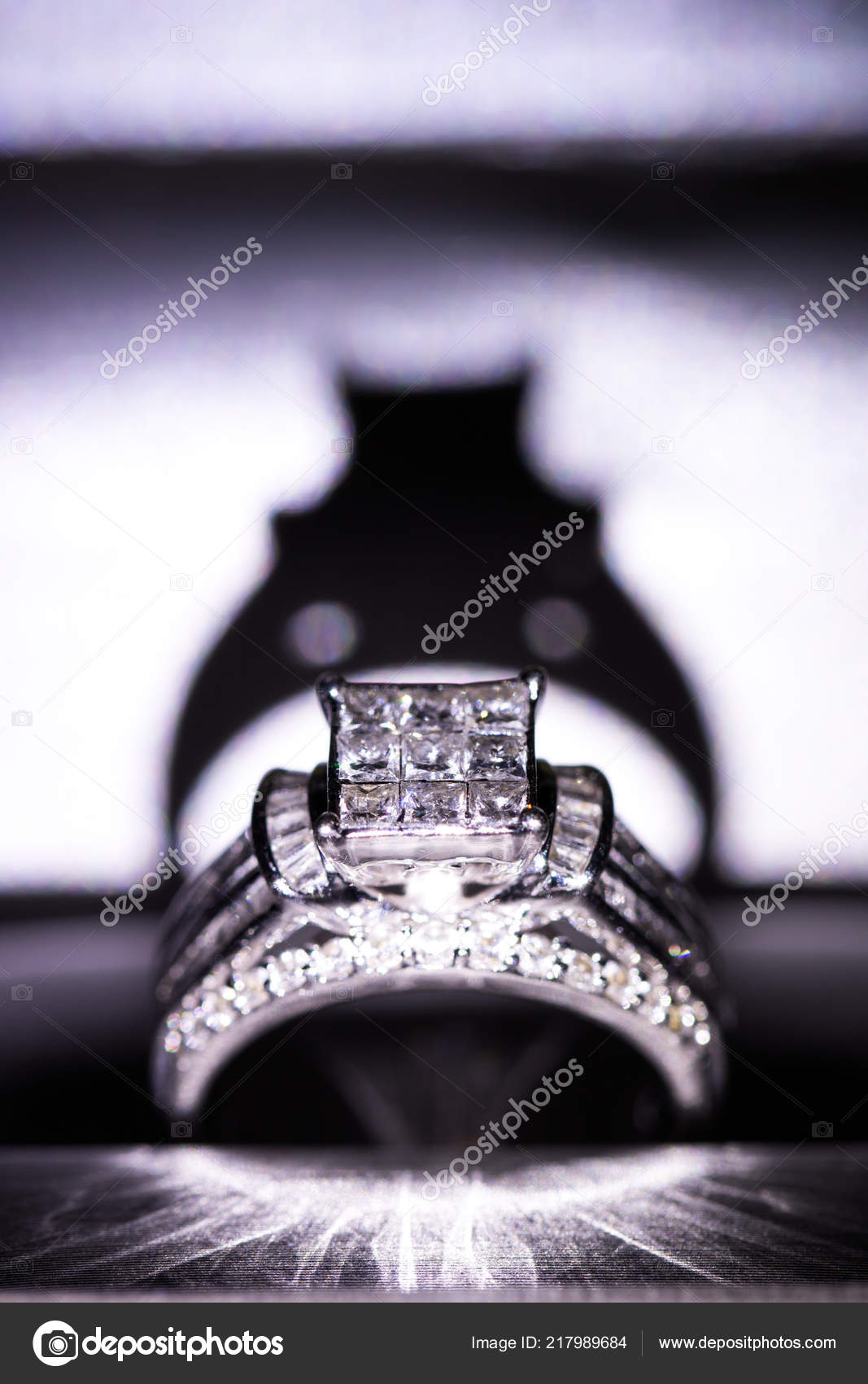 Ein Diamant Verlobungsring Einer Schachtel Mit Glanz Reflexion Schimmernde Diamanten Stockfoto C Rmakedonsky