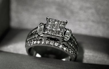 Glint/yansıması ile bir kutu içinde bir elmas nişan yüzüğü. Prenses kesilmiş elmas parıltılı.