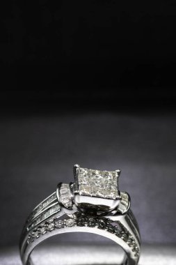 Glint/yansıması ile bir kutu içinde bir elmas nişan yüzüğü. Prenses kesilmiş elmas parıltılı.