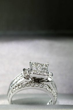 Glint/yansıması ile bir kutu içinde bir elmas nişan yüzüğü. Prenses kesilmiş elmas parıltılı.