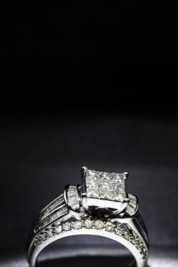 Glint/yansıması ile bir kutu içinde bir elmas nişan yüzüğü. Prenses kesilmiş elmas parıltılı.