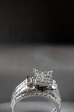 Glint/yansıması ile bir kutu içinde bir elmas nişan yüzüğü. Prenses kesilmiş elmas parıltılı.