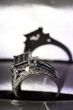 Glint/yansıması ile bir kutu içinde bir elmas nişan yüzüğü. Prenses kesilmiş elmas parıltılı.