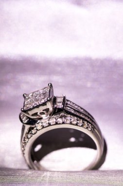 Glint/yansıması ile bir kutu içinde bir elmas nişan yüzüğü. Prenses kesilmiş elmas parıltılı.