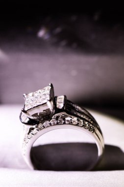 Glint/yansıması ile bir kutu içinde bir elmas nişan yüzüğü. Prenses kesilmiş elmas parıltılı.