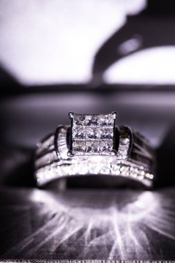 Glint/yansıması ile bir kutu içinde bir elmas nişan yüzüğü. Prenses kesilmiş elmas parıltılı.